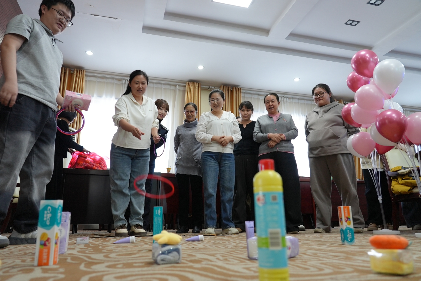 套圈游戏。谢国庆摄