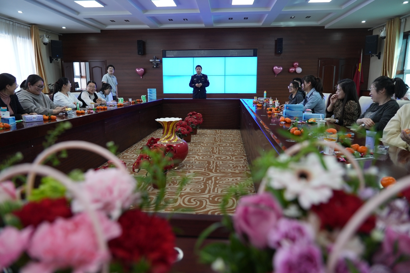 司法人员现场普及妇女权益保障法律知识。谢国庆摄