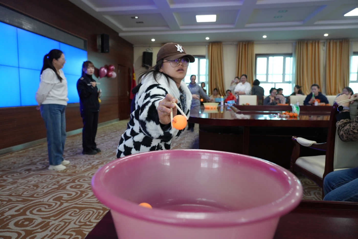 筷子夹乒乓球游戏。谢国庆摄