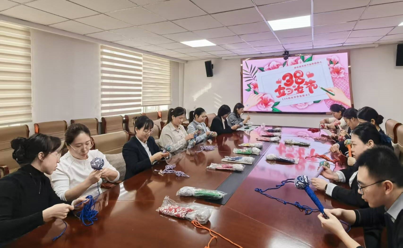 图为社保中心开展“巾帼心向党·健康伴我行”三八妇女节主题党日活动