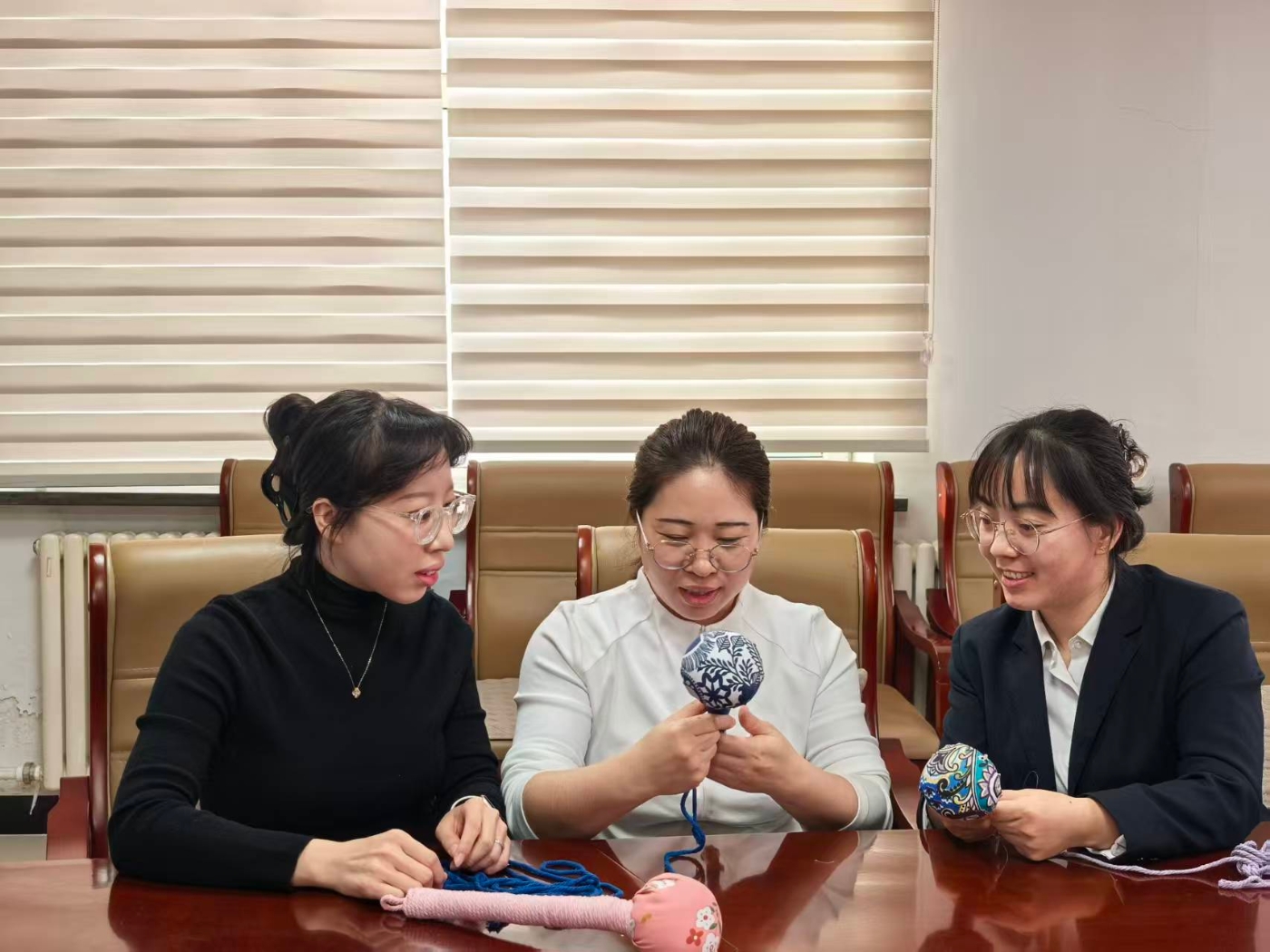 图为共同学习艾草锤制作流程