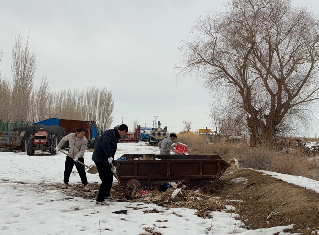 图一为六连党支部组织党员、职工群众对农机停放点区域开展环境卫生集中整治。童奇红摄 图一为六连党支部组织党员、职工群众对农机停放点区域开展环境卫生集中整治。童奇红摄
