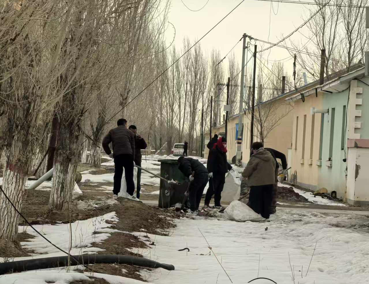 图二为六连党支部组织党员、职工群众开展居民区环境卫生集中整治。童奇红摄 图二为六连党支部组织党员、职工群众开展居民区环境卫生集中整治。童奇红摄