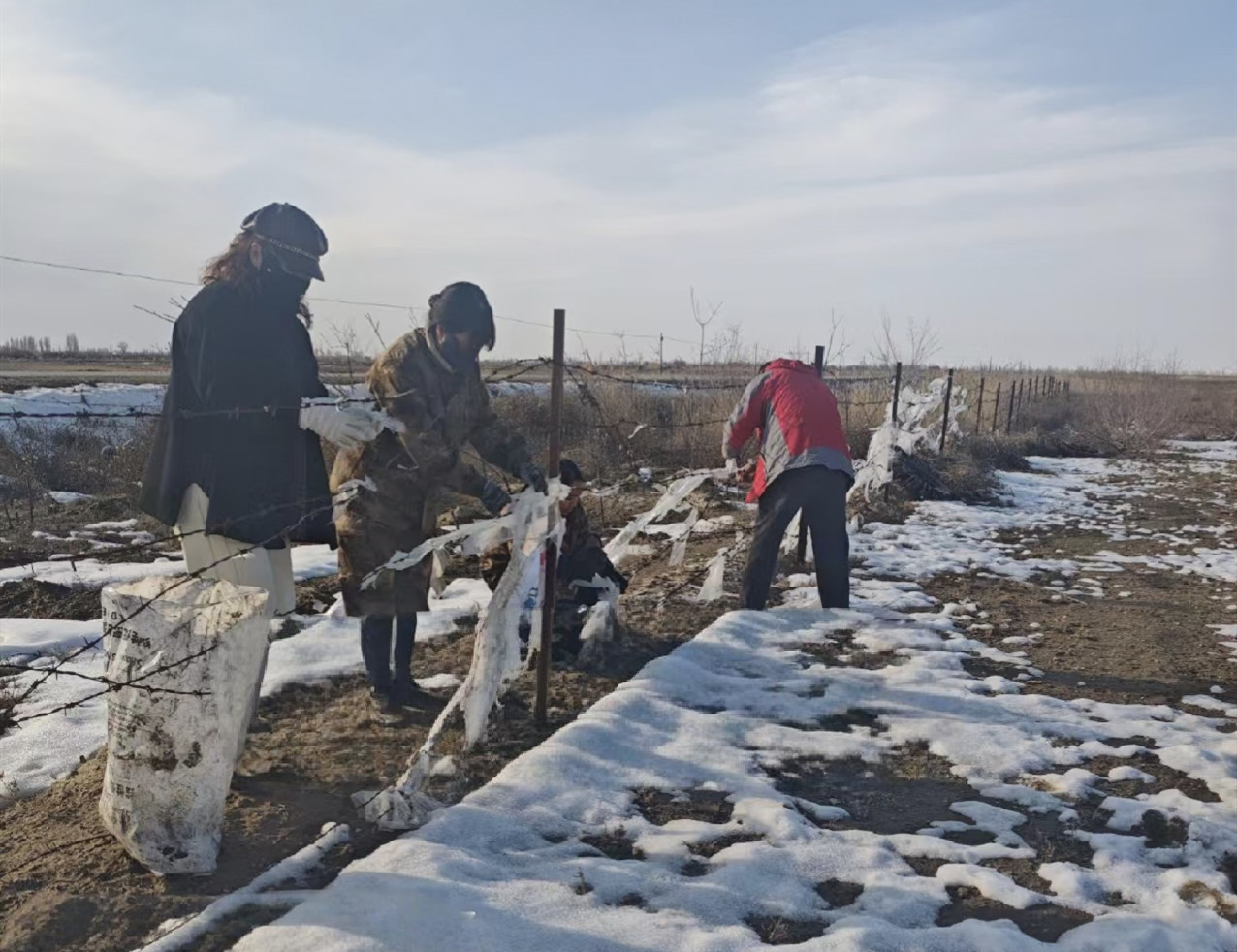 图三为六连党支部组织党员、职工群众对林床和道路两旁环境卫生进行集中整治。童奇红摄 图三为六连党支部组织党员、职工群众对林床和道路两旁环境卫生进行集中整治。童奇红摄