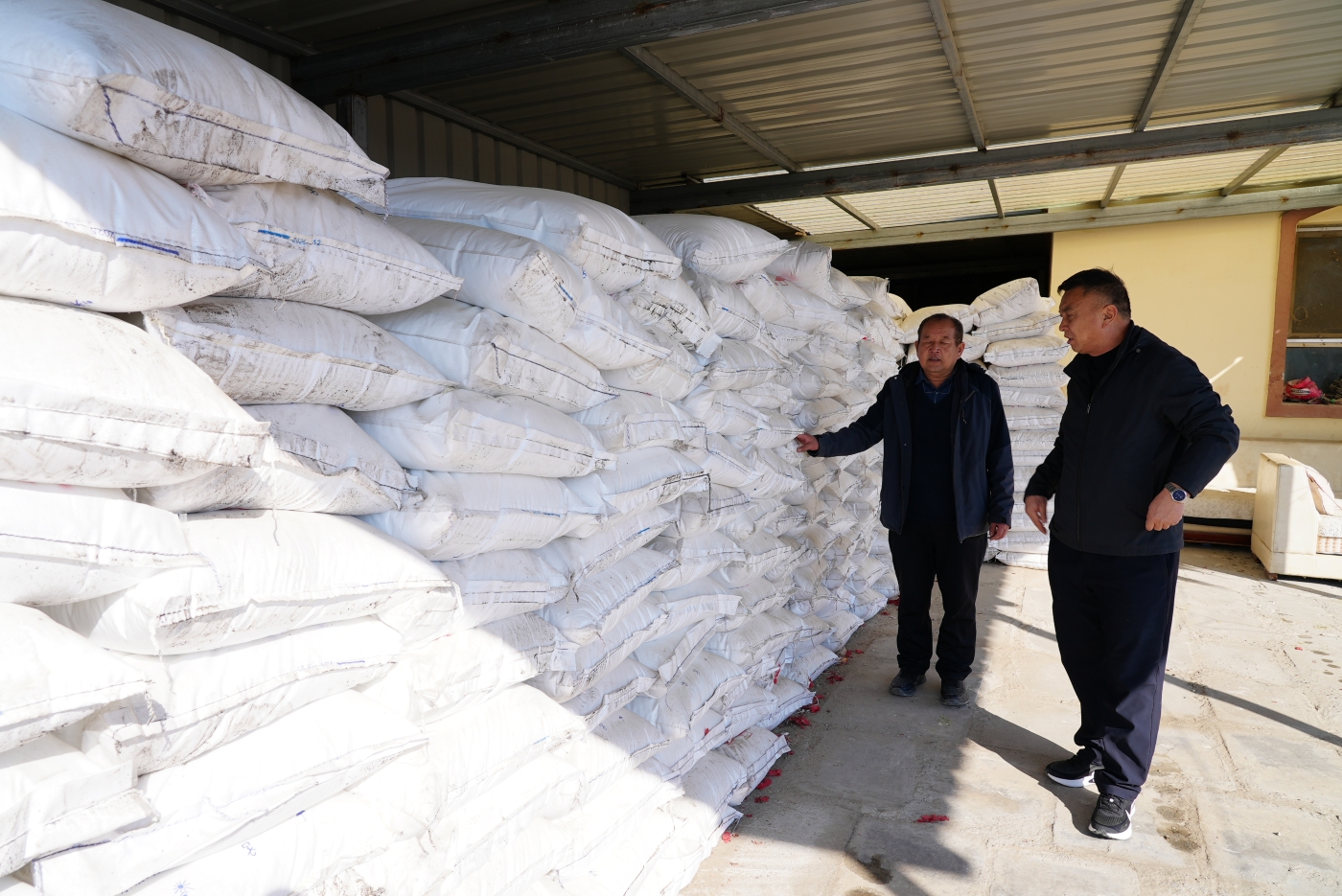 职工提早储备了充足的春播农用物资。谢国庆摄