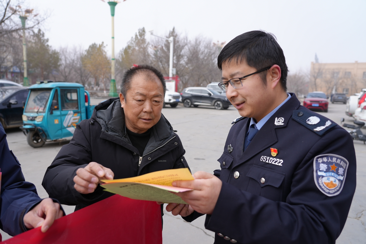 司法所工作人员向群众宣传《中华人民共和国水法》。谢国庆摄