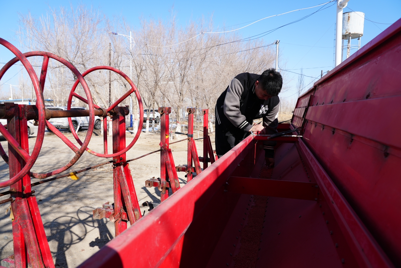 抢抓农时，检修农机具。谢国庆摄