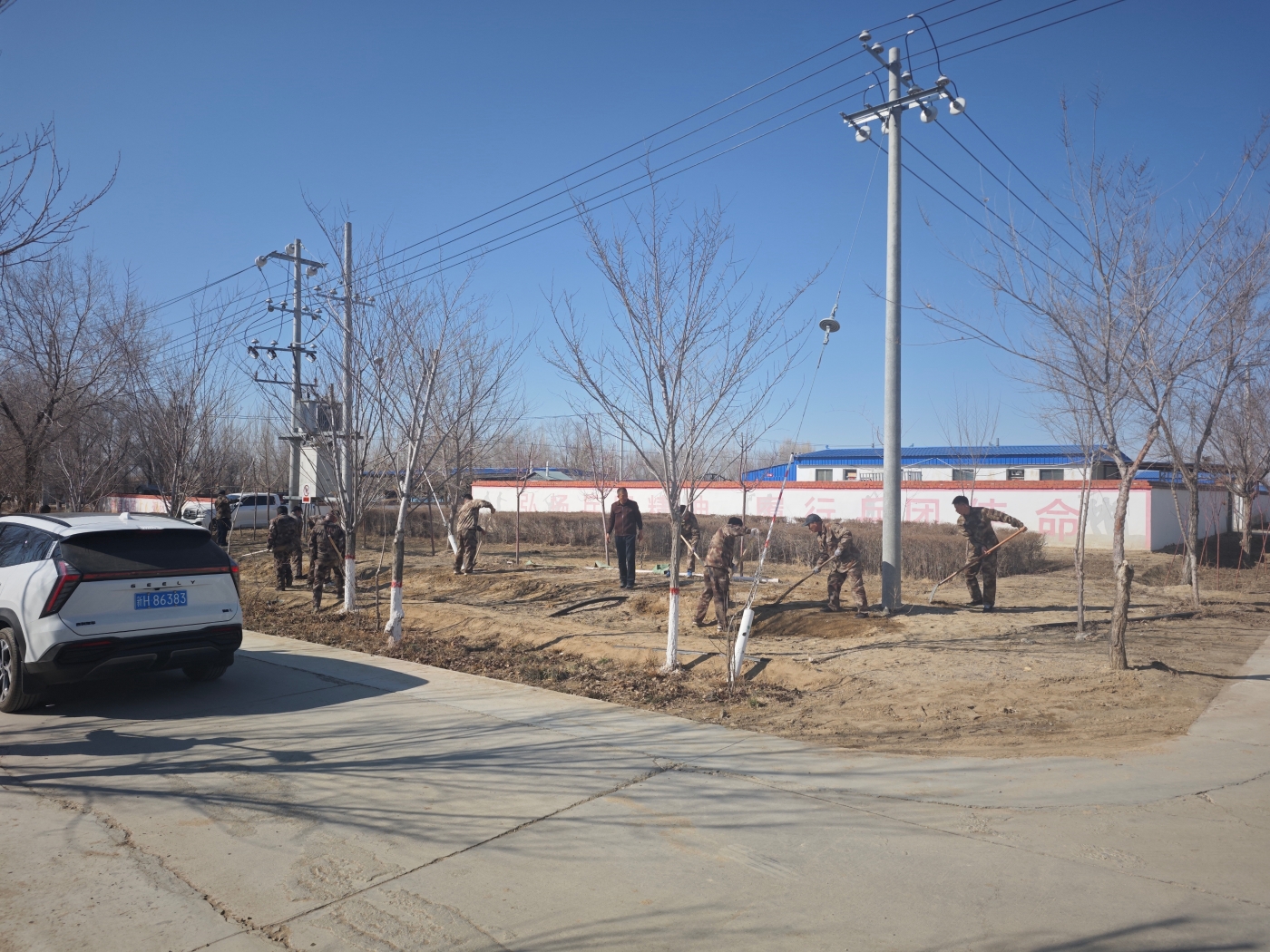 整治房前屋后生活垃圾。谢晓军摄