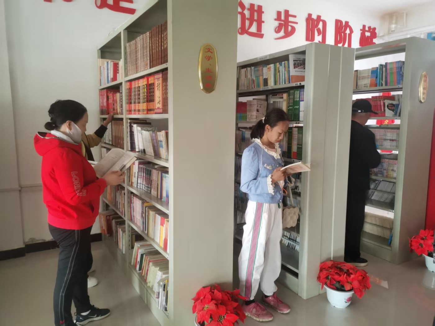 读一本书。赵伟红摄