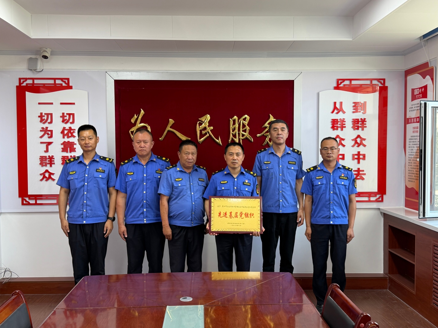 支委班子和支队领导班子合影