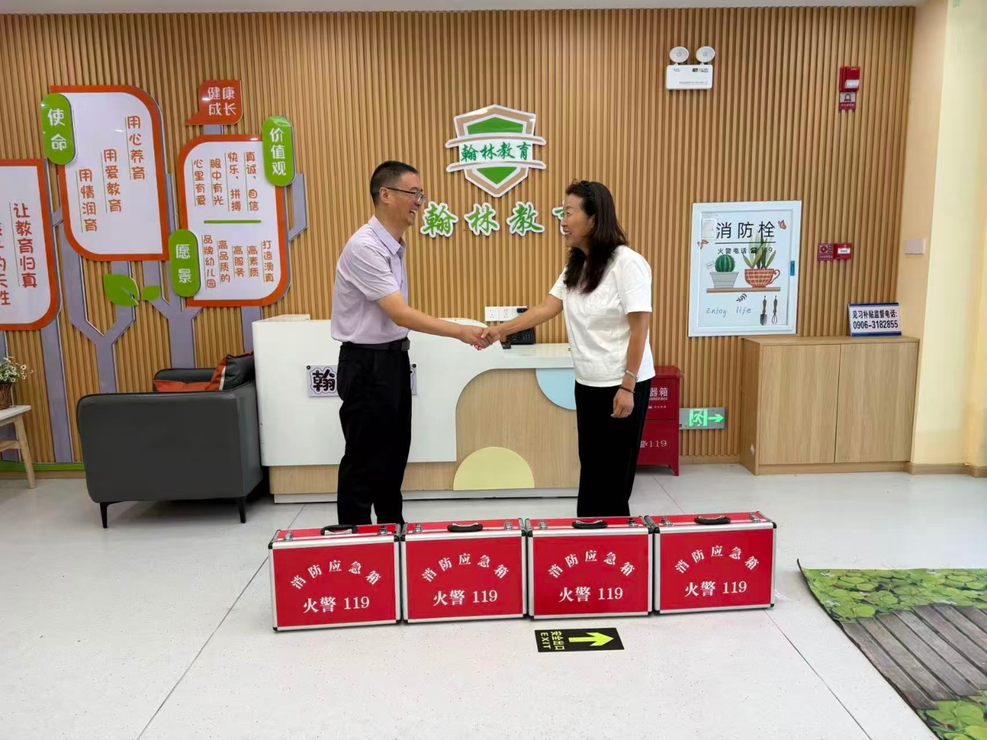 发挥党建指导员纽带作用 审计局党支部爱心捐赠消防物资