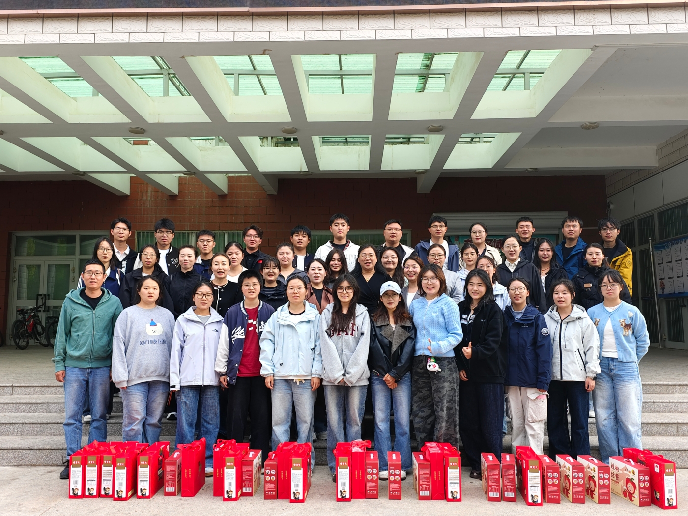 第十师北屯市人社局为“三支一扶”人员发放节日慰问品