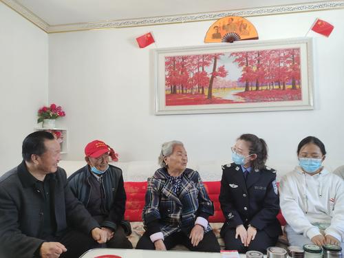 _home_bangongshi_Desktop_信息三审三校_接收到信息_185团司法所—聆听屯垦故事 传承胡杨精神_月28日，一八五团司法所、边境派出所、警务站在一名老军垦家中开展了“讲好屯垦戍边故事 传承兵团精神”老兵讲堂活动，