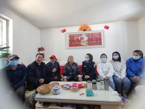 _home_bangongshi_Desktop_信息三审三校_接收到信息_185团司法所—聆听屯垦故事 传承胡杨精神_小小的屋子里，坐满了聚精会神“听故事”的青年干警、志愿者