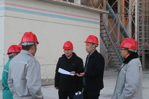 第十师北屯市生态环境局局长张畅向布克赛尔县青松南岗建材有限责任公司进行普法1 第十师北屯市生态环境局局长张畅向布克赛尔县青松南岗建材有限责任公司进行普法1