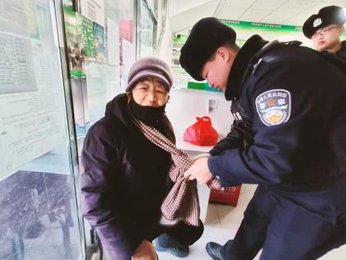 老人不慎摔倒  民警暖心救助