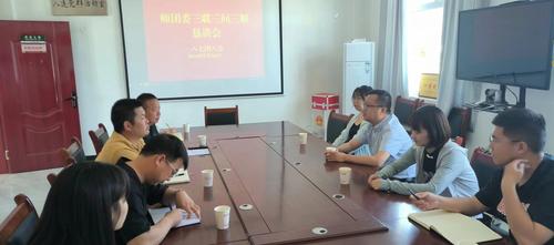 与8连“两委”委员召开恳谈会。摄影，高戈