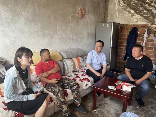 在联系户郑鹏飞家中走访慰问。摄影，李雨晴