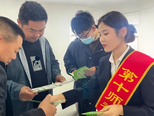 图为“小兵帮办”服务队开展社保政策宣讲活动
