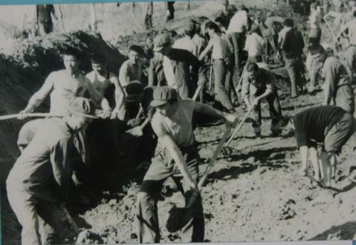 90年代初，在一八八团三干渠龙口以上一公里处，干部职工修建友谊渠（师市史志办资料图）