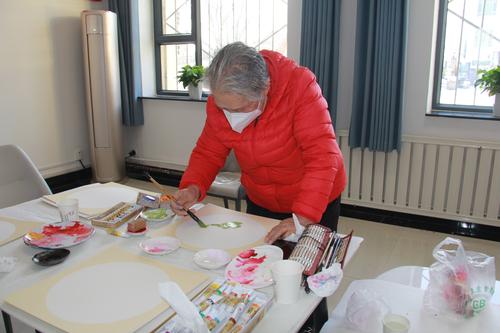 美术家协会老师正在绘画写意画作