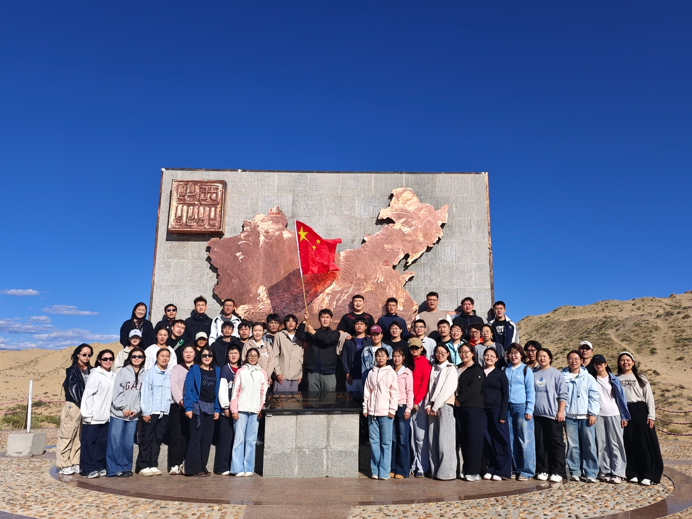 3.图为学员在西北之北纪念碑前合影